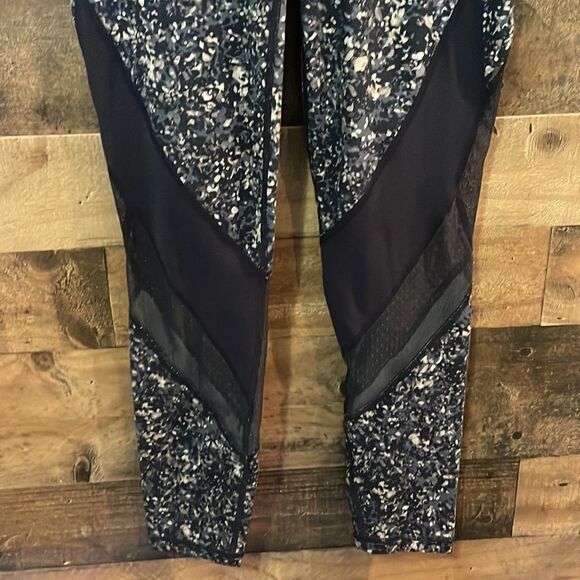 Athleta Sandstone Salutation Tight Mesh Cut Out
Athletic Workout Leggings - Picture 3 of 8